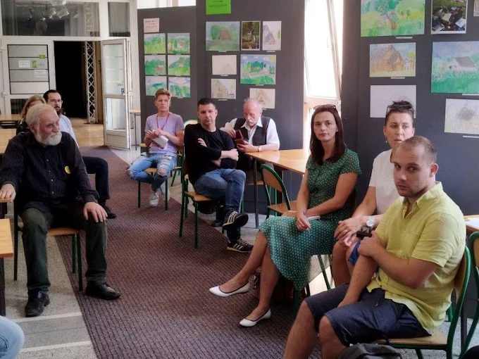 Wolontariusze pracujący z dziećmi